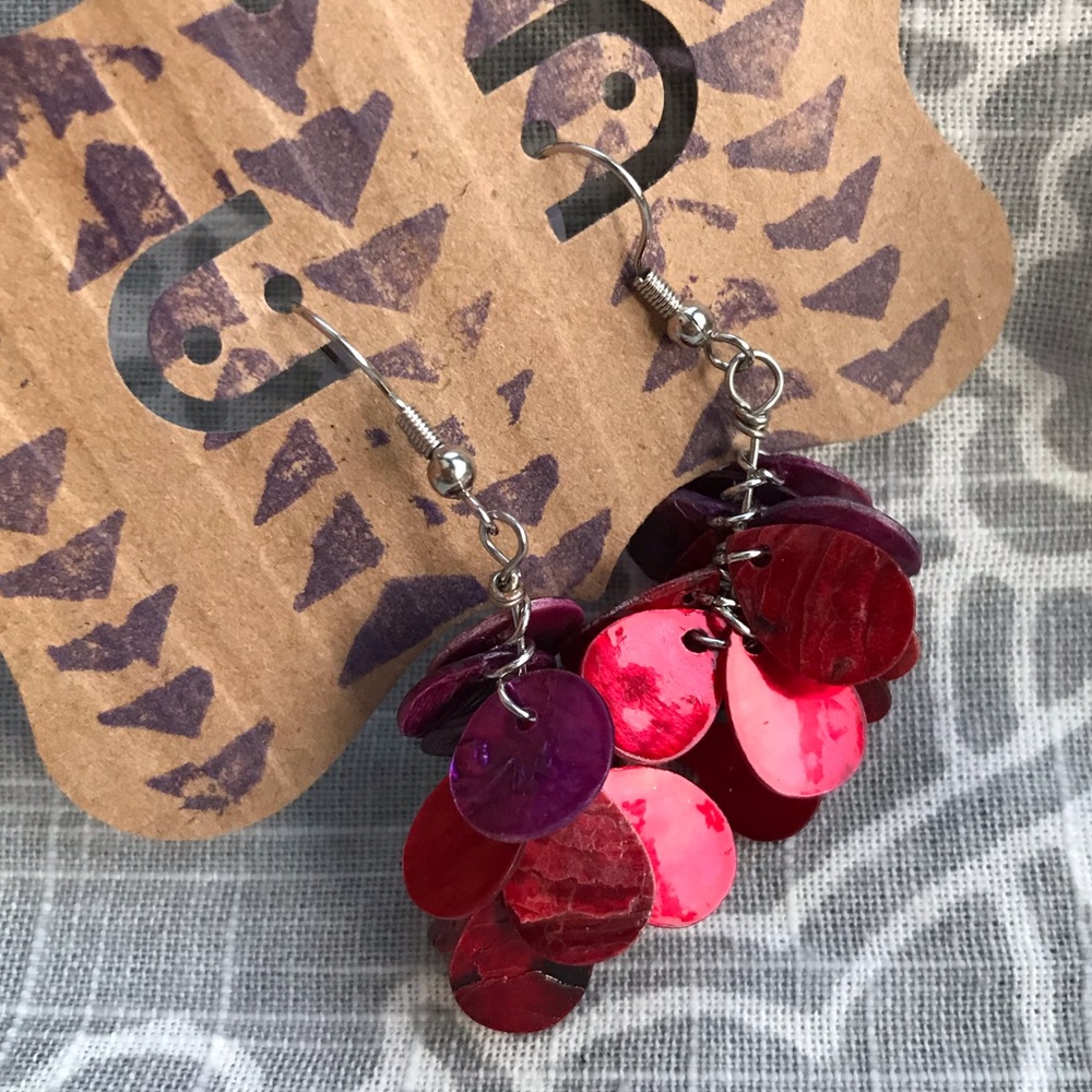 Shell chip dangle earrings - Picture 2 of 2